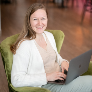 Monika Kefer Online Seminar und Blog mit Laptop